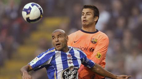 La Corua - Barcelona: domácí Manuel Pablo Garcia (vlevo) v souboji s Gerardem Piquem