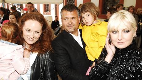 Barbara Nesvadbová s dcerou a svým partnerem 