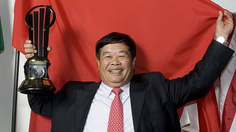 Svtový podnikatel roku 2009, ían Cao Dewang se svou erstv získanou trofejí. 