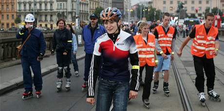 Martina Sáblíková pi noním in-line bruslení v Praze. (6. ervna 2009)