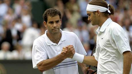 Roger Federer (vpravo) poráí v jediném vzájemném duelu Peta Samprase. Wimbledon 2001, 4. kolo
