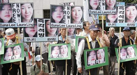 Protesty v Soulu proti zaten Euny Leeov a Laury Lingov. (4. ervna 2009)