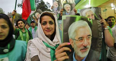 Pznivci prezidentskho kandidta v rnu Mra Hosejna Msvho v Tehernu (7. ervna 2009)