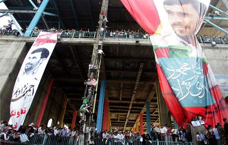 Pznivci prezidentskho kandidta a souasnho prezidenta rnu Mahmda Ahmadneda v Tehernu (8. ervna 2009)