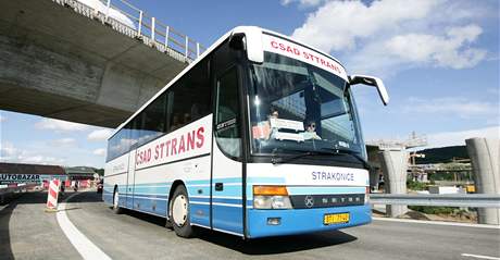 Autobus projídí po provizorním úseku Strakonické na budoucí kiovatce s Praským okruhem. (7. ervna 2009)