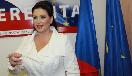 Jana Boboíková z koalice Suverenita eká na výsledky eurovoleb. (7. ervna 2009)