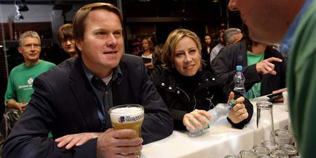 Martin Bursík a Kateina Jacques sledují sítání hlas v restauraci. (7. ervna 2009)