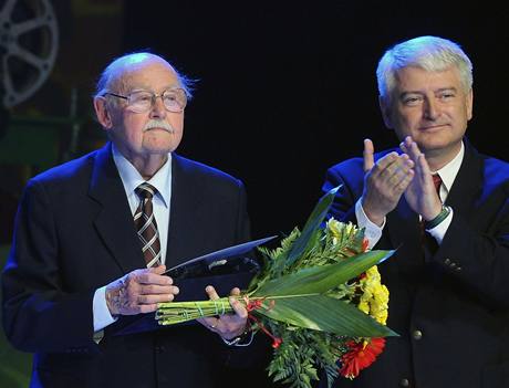 Zln 2009 - Lubomr Lipsk pevzal cenu za celoivotn pnos dtsk kinematografii, vpravo umleck editel festivalu Petr Koliha