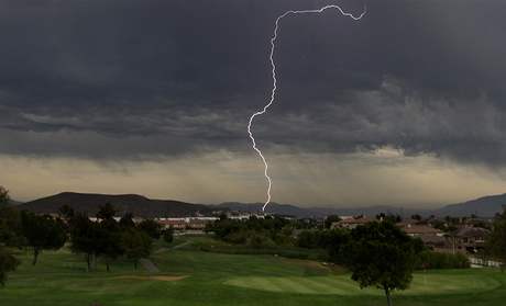 Zásah blesku nikdo nevidl, ale vedle dívky zstal poniený strom. Ilustraní foto.