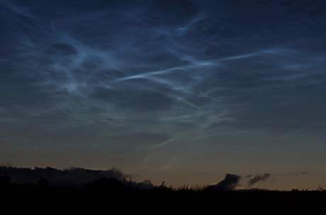Úkaz NLC (Noctilucent Cloud), jak jej zachytil Martin McKenna v Severním Irsku v roce 2008