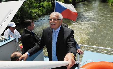 President Vclav Klaus se dnes odpoledne plavil po Baov kanle z Petrova do Strnice