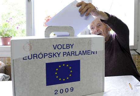 Na Slovensku byli volit hlavn starí lidé. Celková úast bude malá.