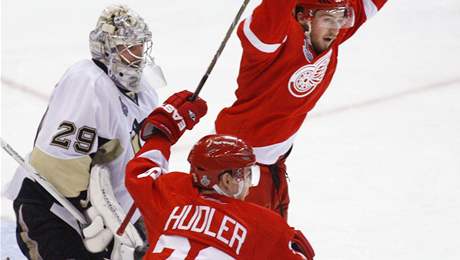 Detroit - Pittsburgh; Helm (vpravo) a Hudler se radují z branky - Fleury