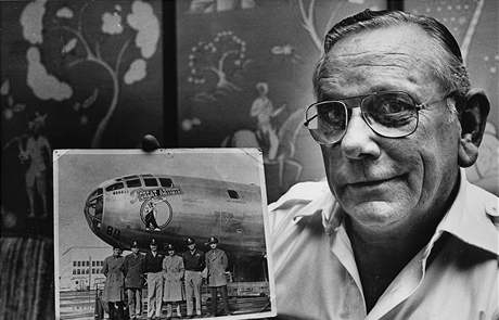 Charles Donald Albury na snímku z roku 1980 drí fotografii s posádku bombardéru B-29 