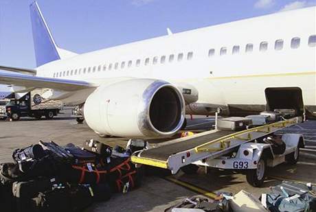 Nakládání zavazadel do prostoru letadla (ilustraní foto).