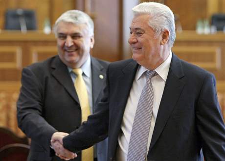 Odstupující moldavský prezident Vladimir Voronin (vpravo) si tese pravicí s opoziním pedákem Serafimem Urecheanem