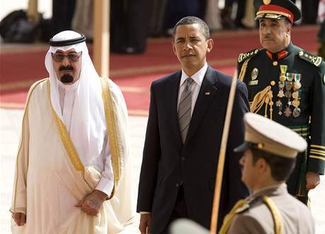 Americk prezident Barack Obama se sadskoarabskm krlem Abdullhem po pletu do Rijdu (3. ervna 2009)