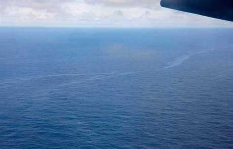 Olejová skvrna, která vznikla na Atlantiku zejm bhem pádu letounu Air France.