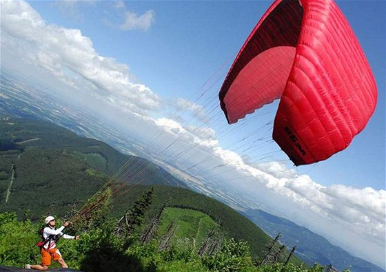 Paraglidistu srazil poryv vzduchu do korun strom. Ilustraní foto