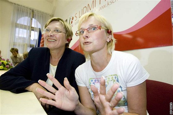 Komunistické poslankyn Zuzka Bebarová-Rujbrová a Kateina Konená