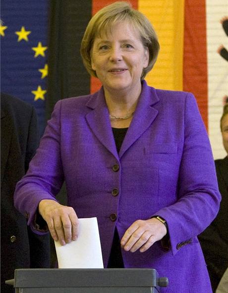 Nmeck kanclka Angela Merkelov odevzdala svj hlas ve volebn mstnosti v Berln (7. ervna 2009).