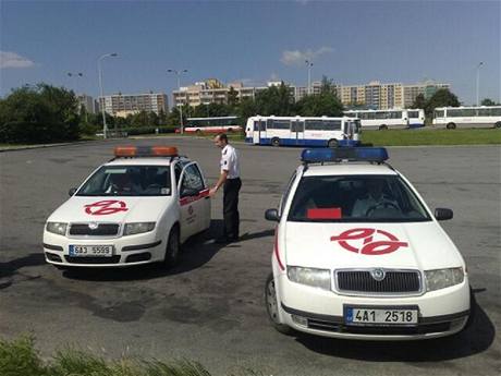 Zstupci Dopravnho podniku na konen stanici Opatovsk, kde byl pobodn idi autobusu MHD.