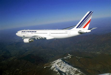 Airbus 330-200 v barvch Air France na archivnm snmku pi peletu Alp