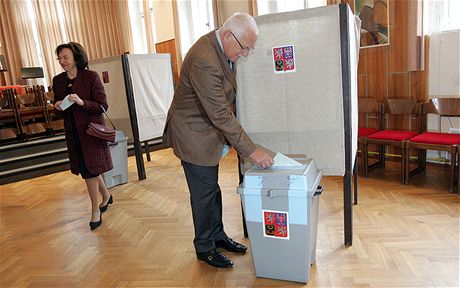 Prezident Vclav Klaus se zastnil eurovoleb na Zkladn umleck kole v Klapkov ulici v Praze (6. jna 2009)