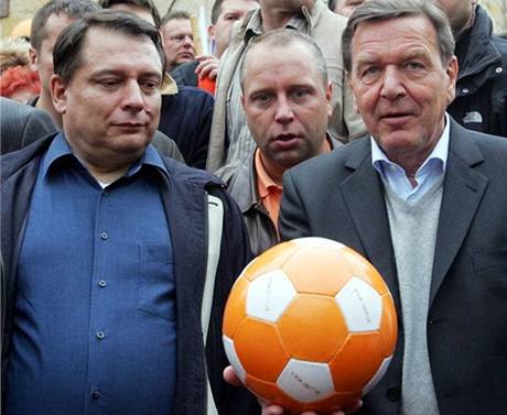 Gerhard Schröder podpoil eské socialisty v kampani u v roce 2006.