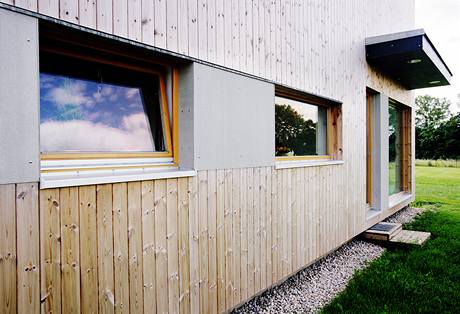 Obklad domu je kombinace borovice a cementovlknitch desek