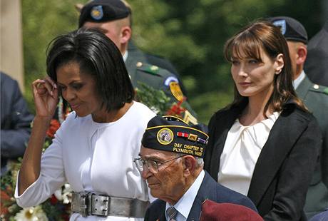 Michell Obamov a Carla Bruniov na oslavch 65. vro vylodn spojenc v Normandii