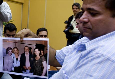 Brazilec Marten Van Sluys na fotografii ukazuje novinm svou sestru, kter cestovala ve zmizelm letadle Air France (na snmku ena vpravo)