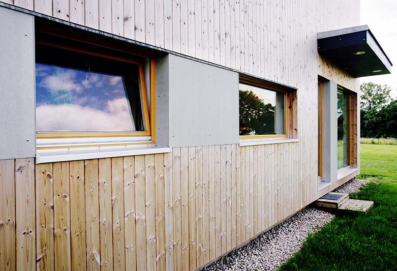 Obklad domu je kombinace borovice a cementovláknitých desek