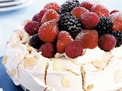 Pavlova s jahodami a lesnmi plody