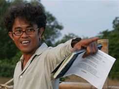 Reisr Riri Riza bhem naten filmu Laskar Pelangi (Duhov oddly)