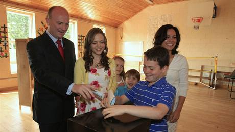 éfovi irské strany Libertas Declanu Ganleymu pomáhala pi vhazování hlasovacího lístku do urny celá rodina. (5. ervna 2009)