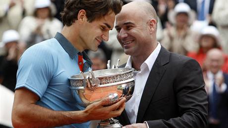Andre Agassi (vpravo) pedává Federerovi trofej pro vítze Roland Garros