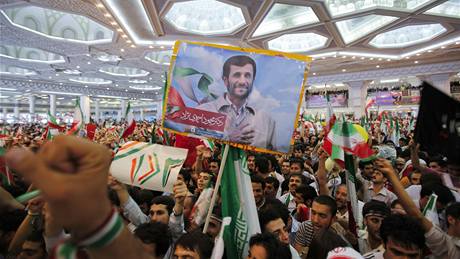 Píznivci íránského prezidenta Mahmúda Ahmadíneáda na pedvolebním mítink v Teheránu (8. ervna 2009)