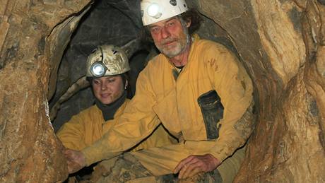 Redaktorka MF DNES Pavla Komárková s Jiím Svozilem v nedávno objevené jeskyni