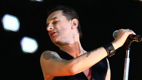 Dave Gahan je zpt na pódiu. Kapela Depeche Mode musela kvli jeho operaci nádoru peruit turné, ped fanouky se vrátila v pondlí v Lipsku.