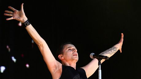 Dave Gahan je zpt na pódiu. Kapela Depeche Mode musela kvli jeho operaci nádoru peruit turné, ped fanouky se vrátila v pondlí v Lipsku.