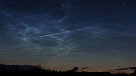 Úkaz NLC (Noctilucent Cloud), jak jej zachytil Martin McKenna v Severním Irsku v roce 2008