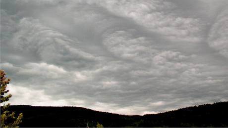 "Nkteré ze snímk ale spíe naznaují tení vrstvu oblanosti, jako by skrz n prosvítala vyí oranov zabarvená oblanost, íká o snímcích meteorolog Martin Setvák.