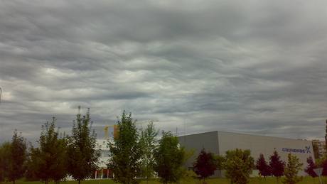 "Nkteré ze snímk ale spíe naznaují tení vrstvu oblanosti, jako by skrz n prosvítala vyí oranov zabarvená oblanost, íká o snímcích meteorolog Martin Setvák.