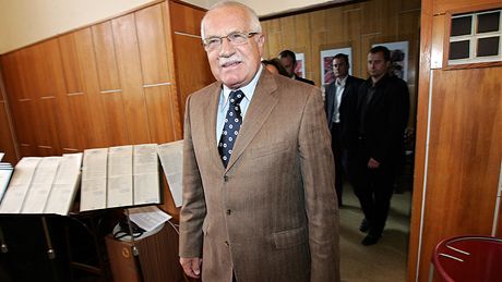 Václav Klaus si podle politologa Justa bhem jednoho týdne úpln protieí.