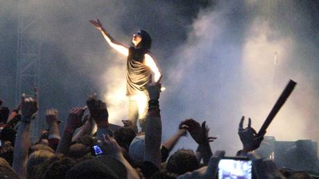 Marilyn Manson v Brn. Fotoaparáty produkce zakázala, i médiím povolila  fotit...