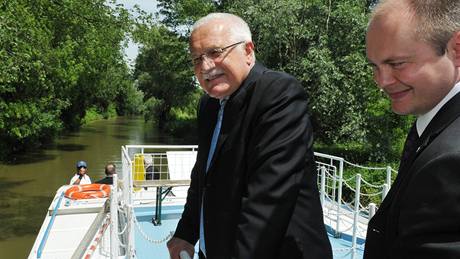 President Václav Klaus se dnes odpoledne plavil po Baov kanále z Petrova do Stránice