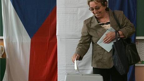 První den voleb do Evropského parlamentu krátce po otevení jedné z volebních místností v centru Olomouce (5. ervna 2009)