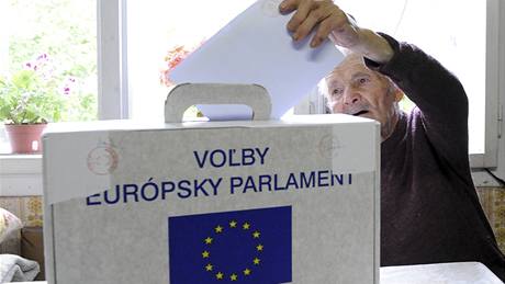 Sedmadevadesátiletý Rudolf Gregus ze slovenského Makova vhazuje volební lístek do mobilní urny (6. ervna 2009)