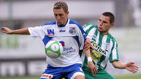 Josef Jindek a Richard Veverka. - Bohemians - st nad Labem. Josef Jindek v souboji o m s Richardem Veverkou.